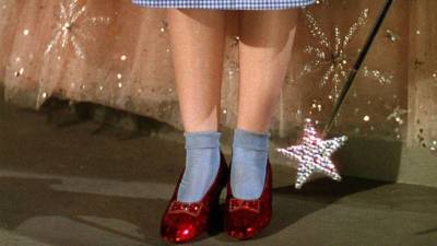 Los brillantes zapatos, cuyos talones Dorothy chocaba para decir “no hay lugar como casa”, fueron robados en 2005 del Museo Judy Garland en Grand Rapids.