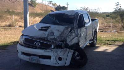 Así quedó el vehículo después de volcar en la carretera.