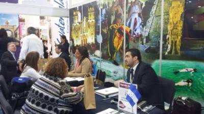 Guillermo Orellana, director del Buró de Convenciones en San Pedro Sula, atiende stand en Icomex.