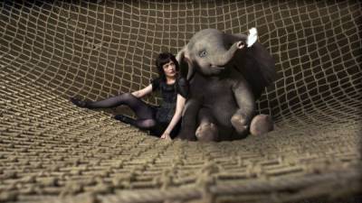 Fotograma cedido por Disney donde aparece la actriz Eva Green como Colette Marchant junto al bebe elefante Dumbo, durante una escena de la nueva versión con personajes de carne y hueso de 'Dumbo'.