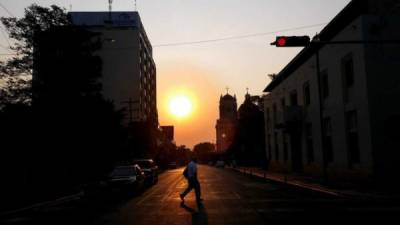 Los rayos solares bajan en forma perpendicular, lo que aumenta la radiación.