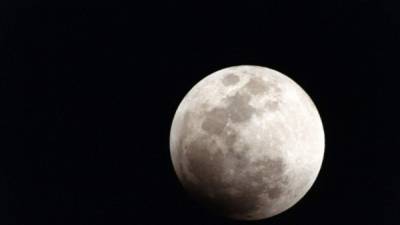 La Luna es el único satélite natural de la Tierra. Con un diámetro ecuatorial de 3474 km es el quinto satélite más grande del Sistema Solar.