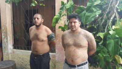 A Óscar Alfredo Cruz García, alias Travieso, (derecha en la fotografía) y cabecilla de la pandilla 18, le decomisaron una pistola de uso comercial y una identificación con nombre de Klark Douglas Cruz Murillo.