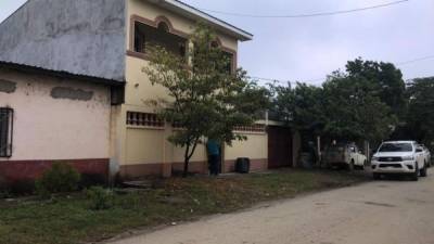 La vivienda allanada hoy en el barrio San Francisco de San Pedro Sula.