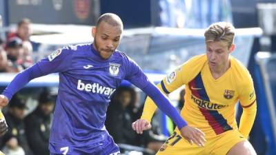 Braithwaite es marcado por el holandés De Jong.