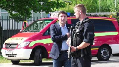 Un policía fuertemente armado vigila en los alrededores de la estación de metro de Unterföhring tras un tiroteo en Múnich (Alemania) este 13 de junio. EFE