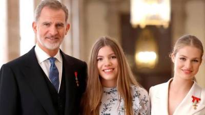 El rey de España celebra 56 años con la ausencia de sus dos hijas