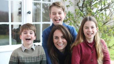 La princesa de Gales, Kate Middleton, junto a sus tres hijos, George, Charlotte y Louis.