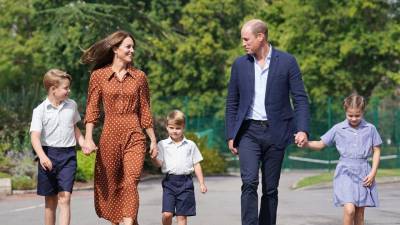 Los príncipes de Gales, Kate y William, junto a sus tres hijos.