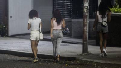Fotografía que muestra trabajadoras sexuales en una calle. EFE/Miguel Gutierrez