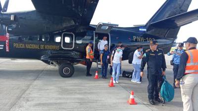 Personal de la Policía llegó a Roatán para apoyar las labores de asistencia tras el incendio en el hospital de la isla.