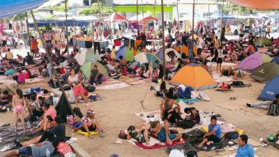 Migrantes descansan en un campamento improvisado hoy, en el municipio de San Pedro Tapanatepec en el estado de Oaxaca (México).