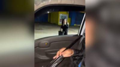 VIDEO: “¡Hincate, hincate!”: apuntan con fusil a “Estrella Kardashian”, mujer trans en Honduras
