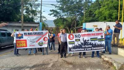 Pobladores del sector El Carmen protestan frente a las instalaciones de la Enee en San Pedro Sula.
