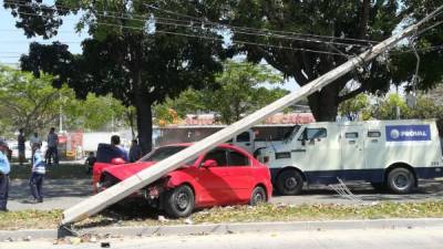 El poste quedó sostenido por los cables eléctricos.