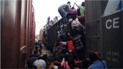 Imagen referencial de migrantes que abordan la 'bestia' en México.