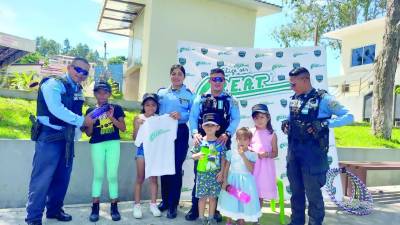 <b>Elementos policiales comparten con la niñez de Santa Rosa de Copán.</b>