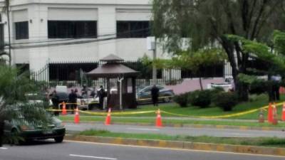 La embajada de EEUU en El Salvador tras el ataque./Foto Twitter.
