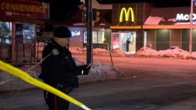 La policía acordonó el accesos al restaurante.