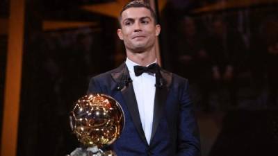 Cristiano Ronaldo recogió en París su quinto Balón de Oro .