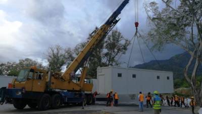 De acuerdo con Invest-H el proceso de conexión y ensamblaje de los módulos del hospital móvil de San Pedro Sula tardará entre 10 y 12 días.