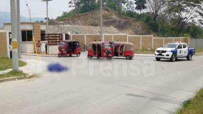 El cuerpo quedó tirado en las afueras, después de que el guardia intentara correr.