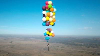 Tom Morgan vuela suspendido con 100 globos de helio sobre Sudáfrica. Foto: Twitter @globaltimesnews