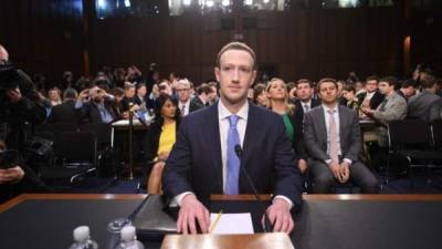 Zuckerberg fue cuestionado por el Congreso por la filtración de datos de millones de usuarios de Facebook.