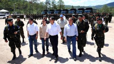 Funcionarios junto al mandatario en un recorrido con jefes militares.