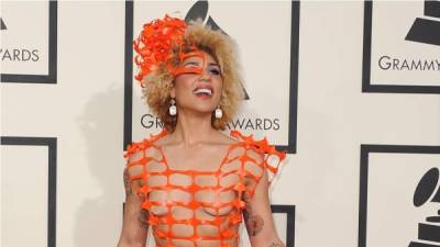 La cantente Joy Villa llamó la atención por su look.