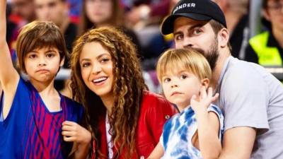 Shakira en una foto de archivo con Piqué y sus hijos.