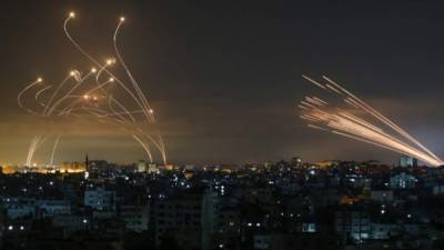 Cohetes en el cielo nocturno disparados hacia Israel desde Beit Lahia en el norte de la Franja de Gaza. AFP