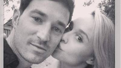 El fallecido Matt Bendik junto a su novia Becca Tobin.