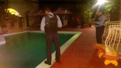 Agentes de la Policía resguardan la escena en el hotel sampedrano.