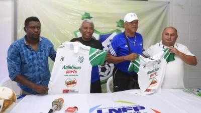 La directiva del Platense presentó a Héctor Castellón y Roy Posas como su nuevo entrenador y preparador de porteros respectivamente. Foto Moisés Valenzuela.