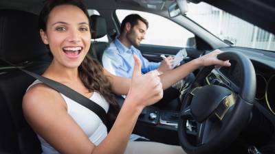 Realiza una prueba de manejo antes de comprar tu automóvil para conocer cómo te sientes al conducirlo.