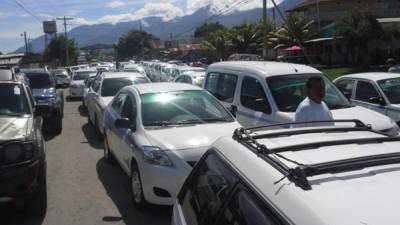 Unas cien unidades de taxis se mantienen estacionadas en la entrada principal de esta terminal marítima.