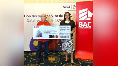 Carlos Ramírez es uno de los ganadores de la promoción “<b>Con Visa y BAC Catar se llena de tu pasión</b>”. Entrega el premio Valeria Ríos, vicepresidente de Mercadeo y Comunicación de BAC Credomatic Honduras.