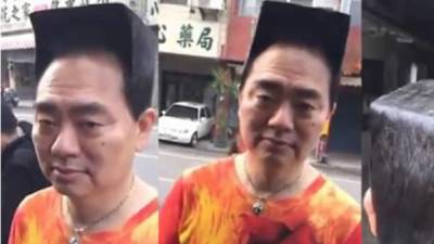 Wu Lei (54), originario de Taiwán. Este hombre se hizo el peinado por tratar de parecerse a alguién de 20 o 30 años de edad para intentar conquistar a una joven de 23 años. Foto cortesía de abcblogs.abc.es