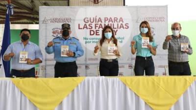 Representantes de Ihadfa, Policía Nacional, Cervecería Hondureña y el Gobierno muestran la Guía durante la firma del convenio.