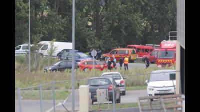 La policía ha acordonado el lugar, ante la gran presencia de curiosos en torno al campamento. Foto tomada del diario Courrier Picard.