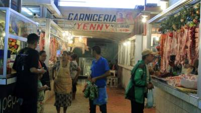 Los comerciantes del Medina-Concepción tienen surtidos sus puestos con todas las variedades de carne.