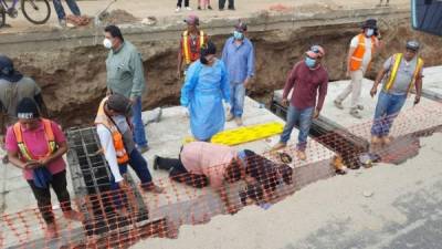 Cuerpos de emergencia y ciudadanos colaboraron para rescatar a los jóvenes.