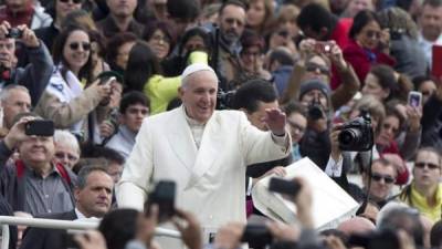 El papa Francisco urgió hoy, de nuevo, a 'la comunidad internacional' a que 'implemente sus esfuerzos para erradicar' el virus del Ébola que dijo, 'está causando tanto sufrimiento'.