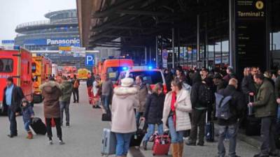 Pasajeros evacuados en el aeropuerto de Hamburgo