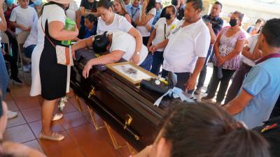 <b><span class=mln_uppercase_mln>Consternación.</span></b> Marco Tulio Solórzano fue enterrado ayer en medio del dolor y llanto de sus familiares.