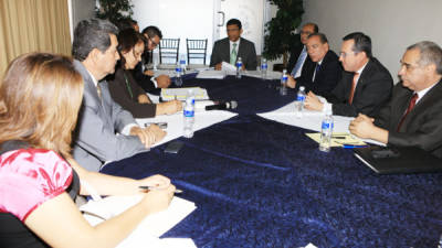 Funcionarios del Ejecutivo delinean estrategias con la comisión de finanzas del Congreso Nacional.