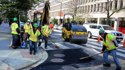 Hondureños trabajan en pavimentación y mantenimiento de calles en Washington DC. Foto: Dagoberto Rodríguez
