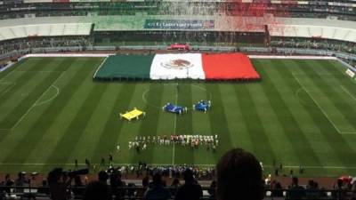 El protocolo de la FIFA se vio 'manchado' por los abucheos y silbidos de la afición mexicana mientras se escuchaba el himno nacional de los Estados Unidos, en el Estadio Azteca.