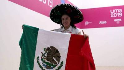 La mexicana Paola Longoria no ocultó su alegría tras conseguir otra presea.